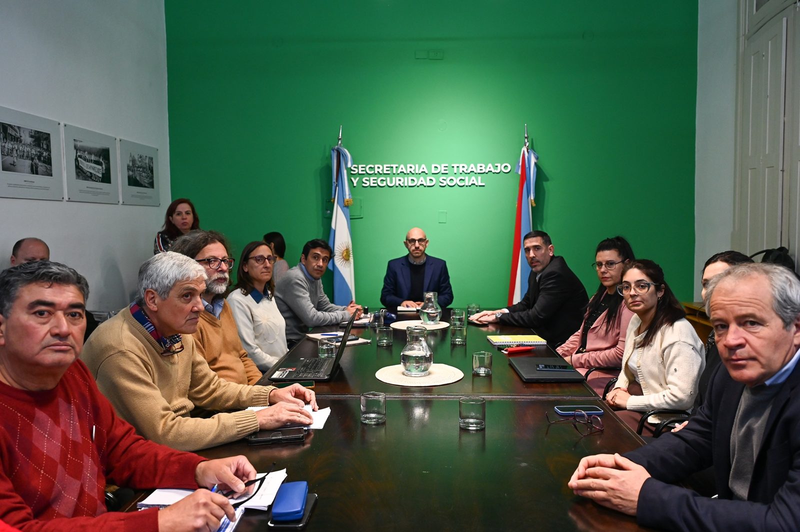 La mesa paritaria del martes 22 en la Secretaría de Trabajo, en la foto oficial del Gobierno.