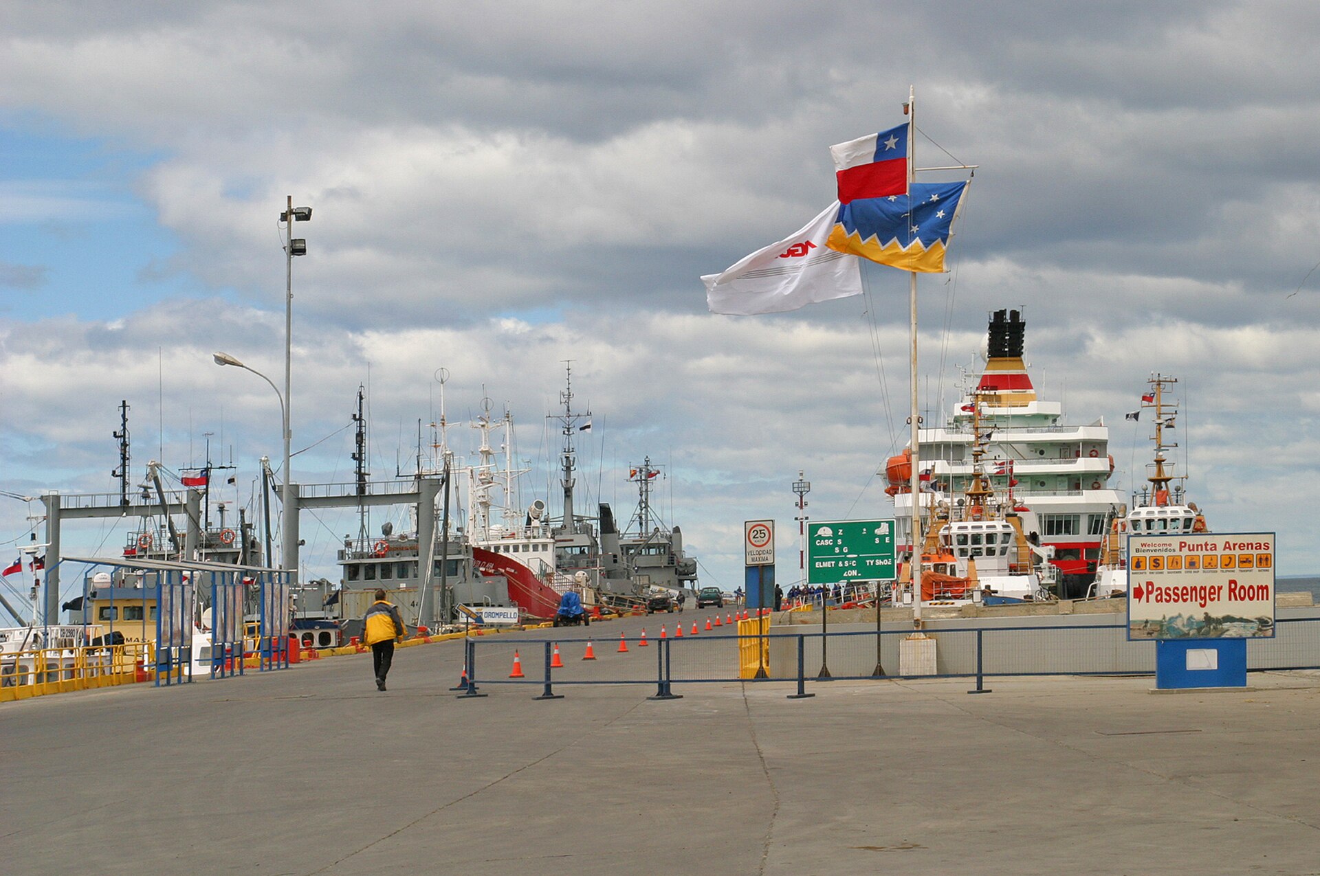 El puerto de Punta Arenas, sobre el estrecho de Magallanes, punto de partida de la ruta marítima acordada con las islas (foto de 2005).