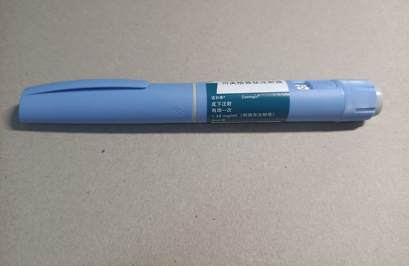 Una lapicera prellenada de Ozempic (semaglutida).