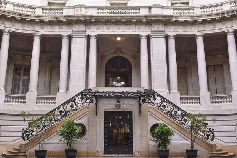 El ingreso al Palacio San Martín, sede de la Cancillería argentina, el organismo que el Gobierno instruyó para iniciar el arbitraje internacional por Malvinas.