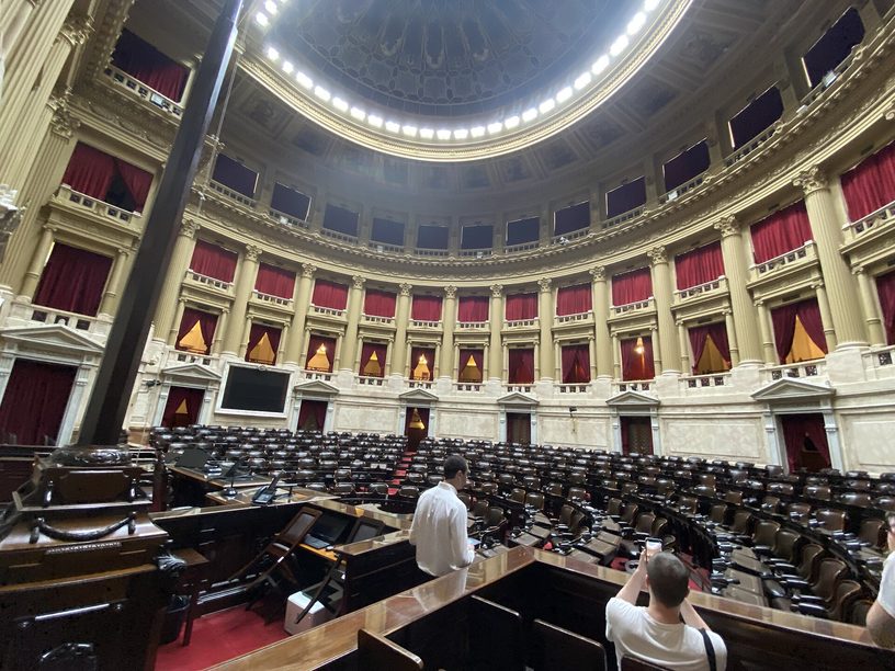 El recinto de la Cámara de Diputados de la Nación, con las bancas vacías.