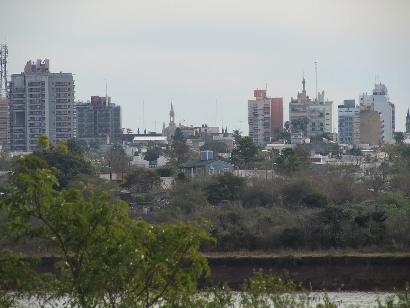 Concordia vista desde Salto, Uruguay, con el río Uruguay en primer plano.