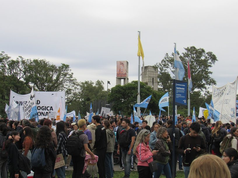 Manifestantes con banderas celestes y blancas y carteles en la Ciudad Universitaria de Córdoba, durante la Marcha Federal Universitaria del 23 de abril de 2024.