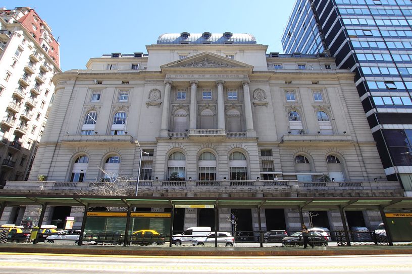 Fachada de la Bolsa de Comercio de Buenos Aires, sobre la avenida Leandro N. Alem, en 2019.