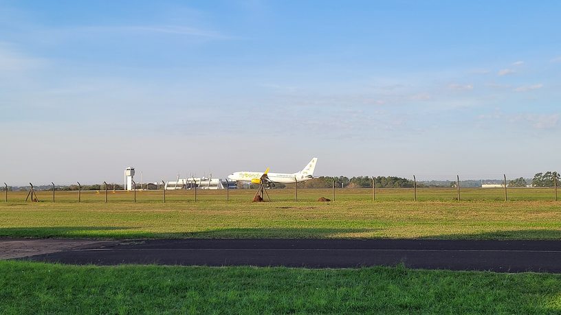 Un avión de Flybondi aterriza en el aeropuerto internacional de Posadas, en junio de 2024.