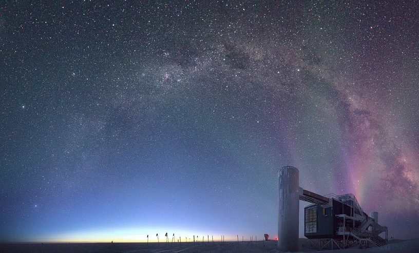 El laboratorio de IceCube en el Polo Sur, bajo la Vía Láctea y una aurora austral
