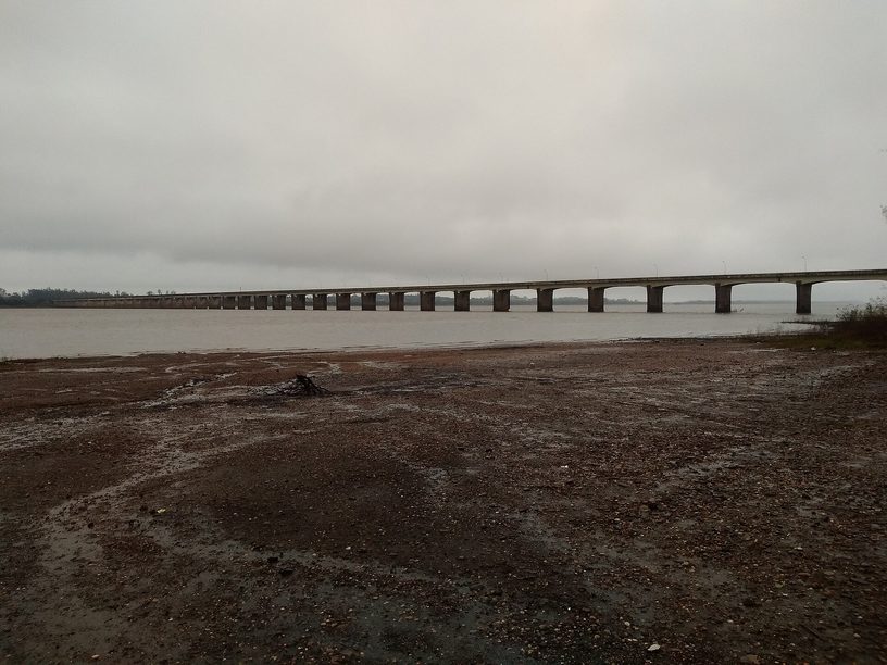 Puente internacional entre Uruguaiana y Paso de los Libres, sobre el río Uruguay, visto desde el lado brasileño.