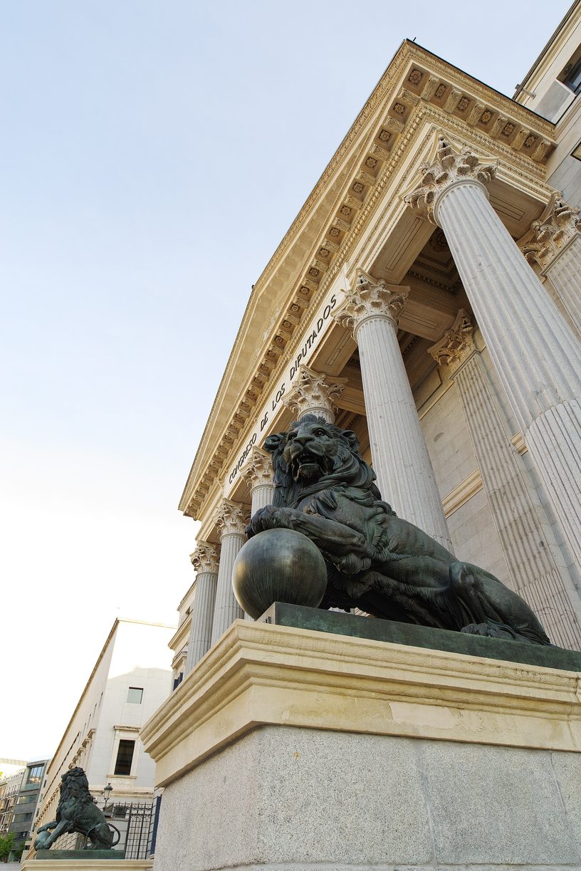 La fachada del Congreso de los Diputados, en Madrid, con uno de los leones de bronce que custodian la entrada.