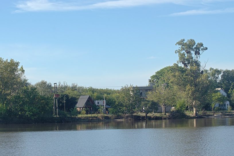 El río Gualeguaychú frente a la ciudad, en marzo de 2024.