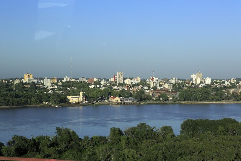 La ciudad de Zárate y el río Paraná de las Palmas, vistos desde el puente Zárate-Brazo Largo.