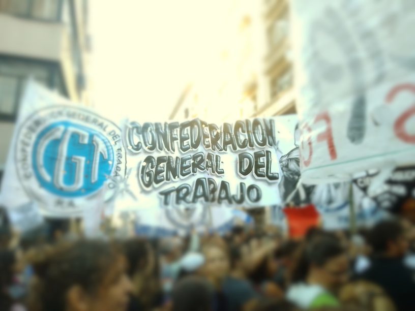 Bandera de la Confederación General del Trabajo en la Marcha Federal Universitaria de abril de 2024, en Buenos Aires.