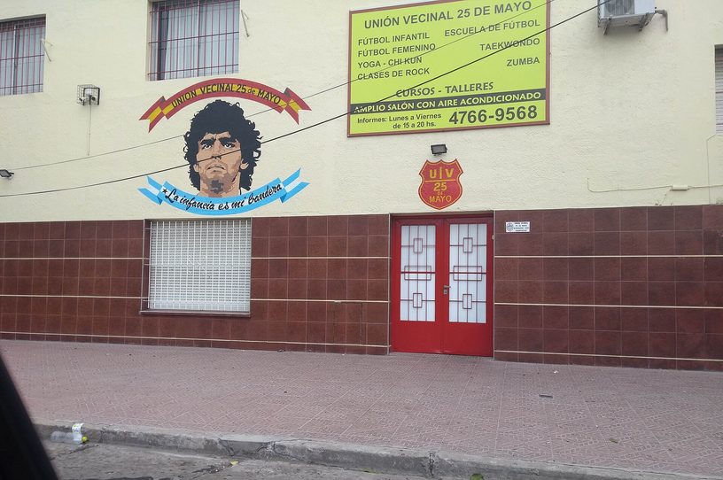 Un mural con el rostro de Diego Maradona en la fachada de un club de barrio de Carapachay, en el Gran Buenos Aires.