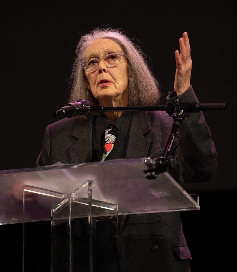 Anne Carson en la lectura de finalistas del National Book Award, en Nueva York, en noviembre de 2024.