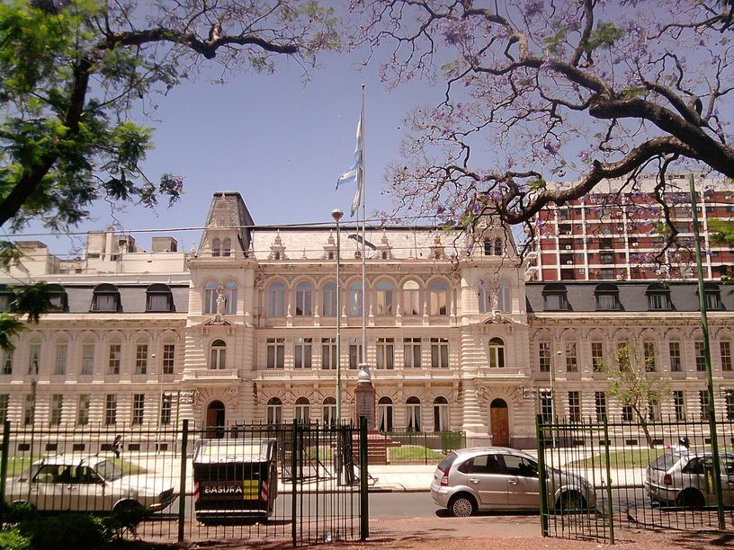 Fachada del Palacio Sarmiento, conocido como Palacio Pizzurno, sede de la Secretaría de Educación, en la Ciudad de Buenos Aires.