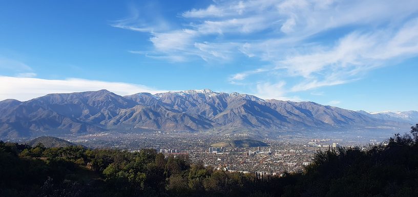 La precordillera de los Andes sobre Las Condes, en el este de Santiago, en junio de 2025.