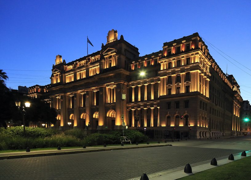Fachada del Palacio de Justicia, sede de la Corte Suprema, frente a la plaza Lavalle, en Buenos Aires