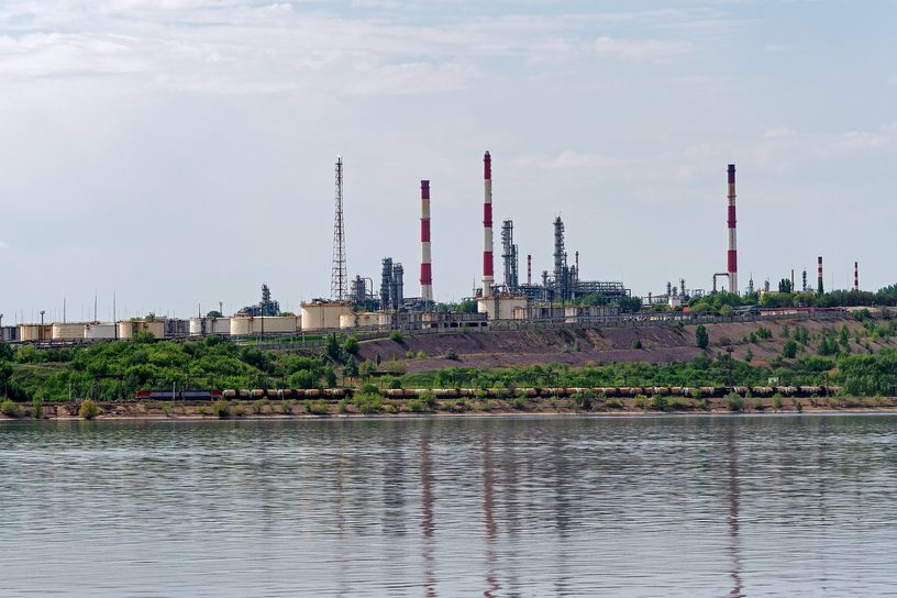 La refinería de petróleo de Saratov, sobre el río Volga, en Rusia, con un tren de vagones cisterna al pie, en mayo de 2018.