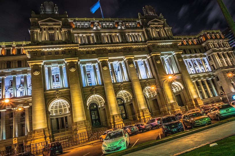 Fachada del Palacio de Justicia, sede de la Corte Suprema, en Buenos Aires, iluminada de noche