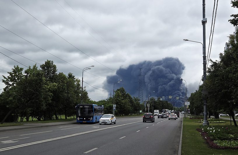 Humo del incendio en la refinería de Moscú, en el barrio de Kapotnia, horas después de un ataque ucraniano en junio de 2026.