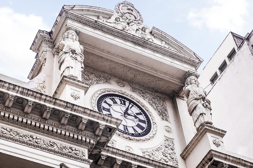 Fachada del edificio histórico del Banco Central de la República Argentina, en el centro de Buenos Aires, diseñado por Enrique Hunt.