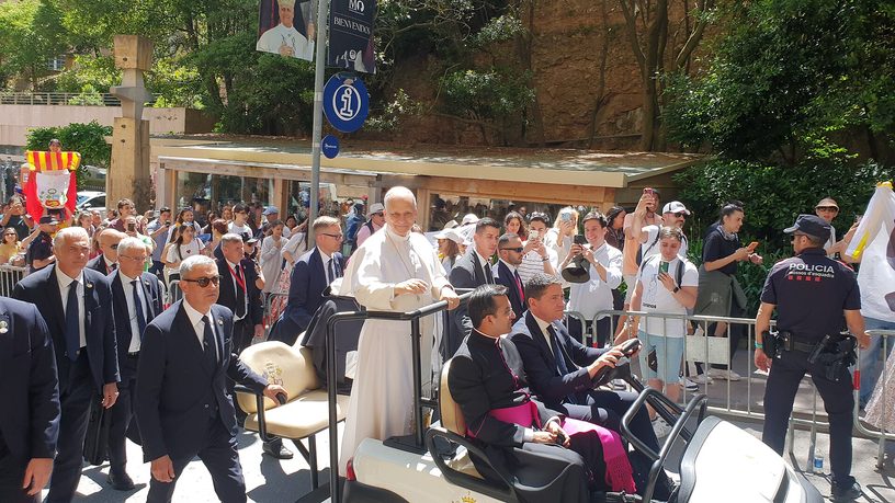 León XIV saluda a peregrinos y voluntarios en la abadía de Montserrat, España, el 10 de junio de 2026.