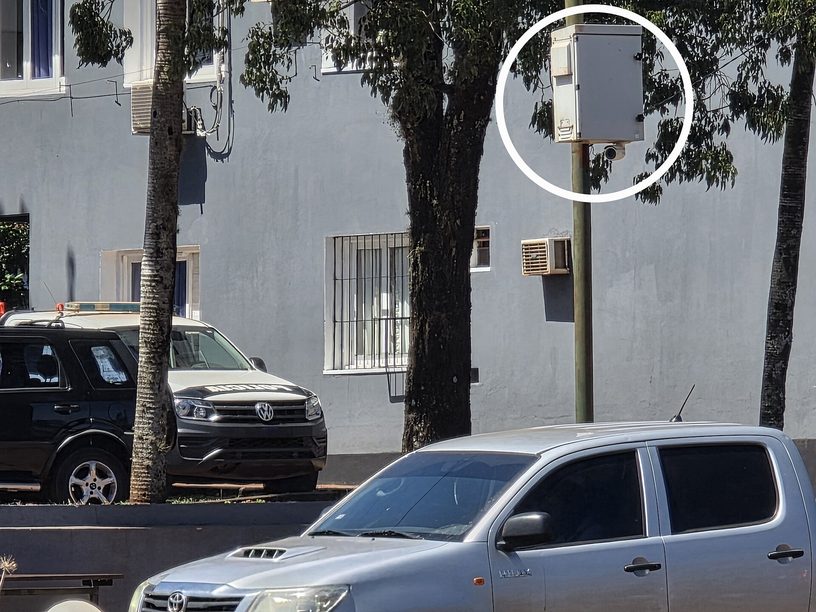 Un radar fijo de velocidad sobre la Ruta Nacional 12, en Jardín América, provincia de Misiones