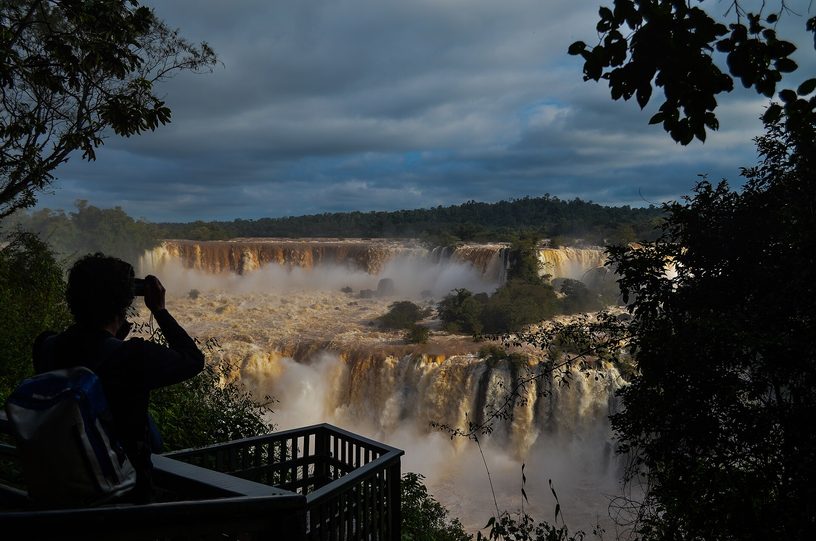 Las Cataratas del Iguazú durante una crecida del río, en junio de 2013