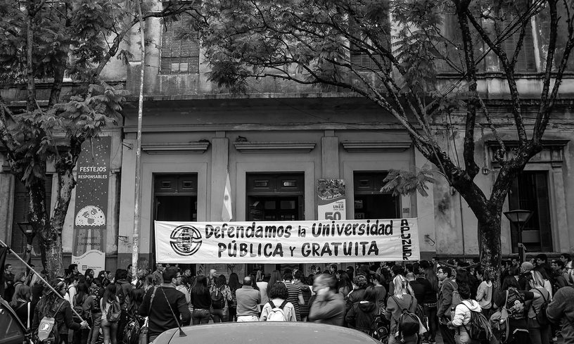 Reclamo por el presupuesto universitario frente a la Facultad de Ciencias Económicas de la UNER, en Paraná, en 2018.
