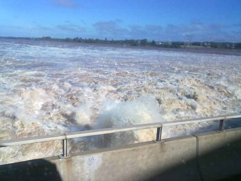 El vertedero de la represa de Salto Grande, sobre el río Uruguay, abierto en julio de 2014.