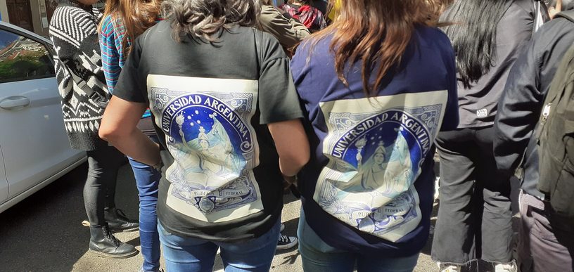Manifestantes de la Facultad de Psicología de la UBA camino al Congreso en la Marcha Federal Universitaria del 2 de octubre de 2024.