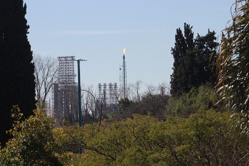Antorcha de la refinería de YPF en Ensenada, provincia de Buenos Aires