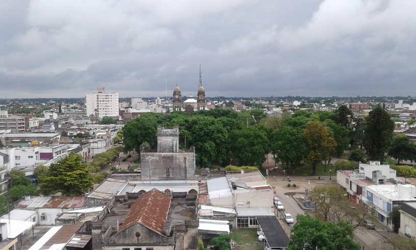 Vista panorámica del centro de Gualeguaychú, con la catedral al fondo, en octubre de 2016.