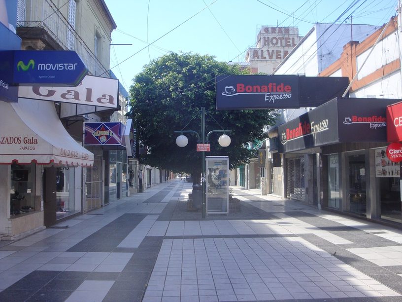 Comercios sobre la peatonal San Martín, en el centro de Paraná, en marzo de 2011.