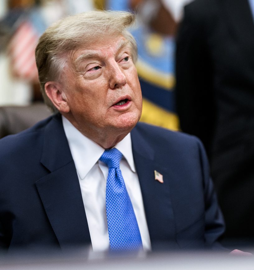 Donald Trump, sentado en el Despacho Oval de la Casa Blanca durante la firma de una orden ejecutiva, el 10 de agosto de 2026