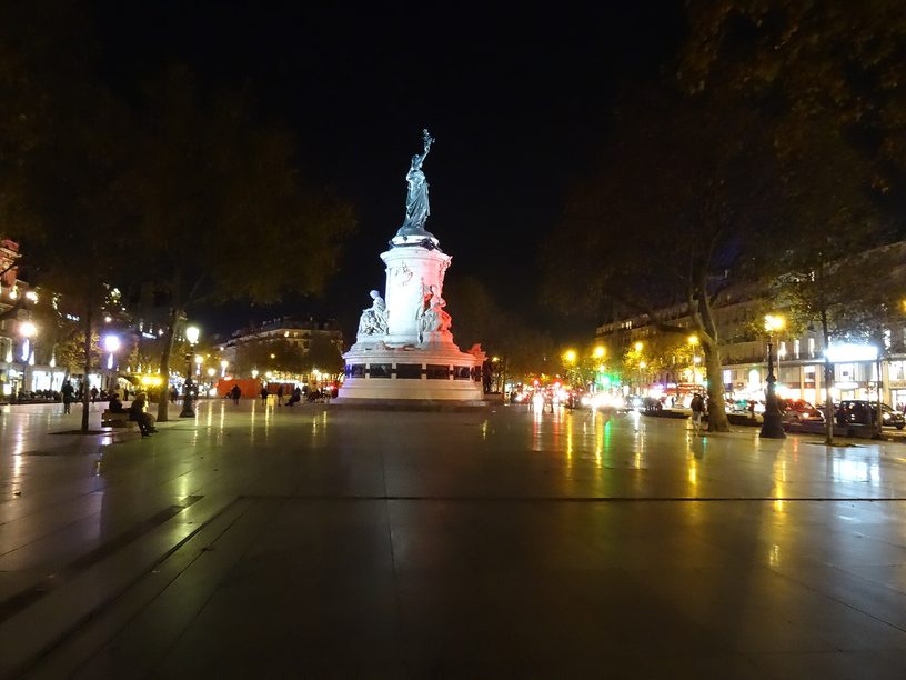 La plaza de la República, en París, de noche, con el monumento a la República en el centro, en una foto de archivo de 2016.