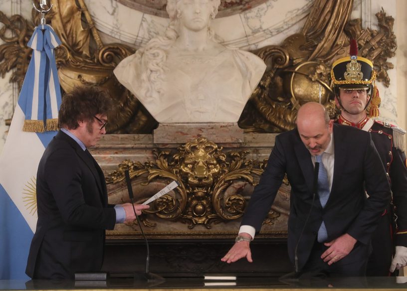 Federico Sturzenegger jura como ministro de Desregulación y Transformación del Estado ante el presidente Javier Milei, en la Casa Rosada, en julio de 2024.