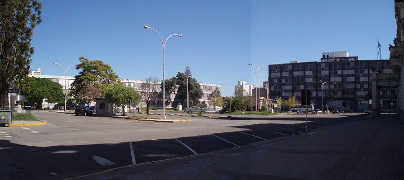 Vista de la Plaza Mansilla de Paraná; a la izquierda, el edificio del Poder Judicial de Entre Ríos.