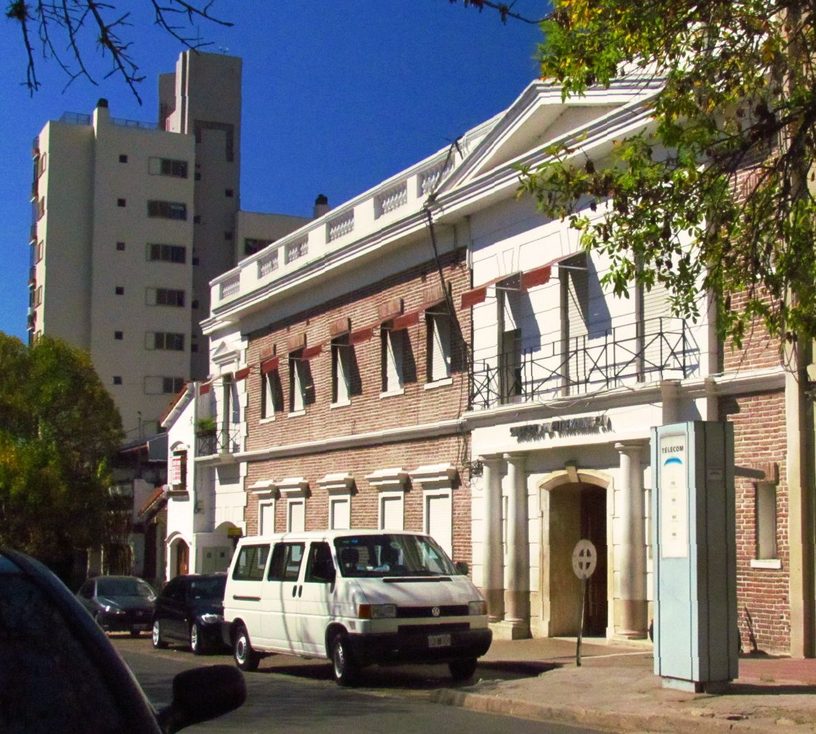 El edificio del Sanatorio La Entrerriana, en la calle Buenos Aires de Paraná.
