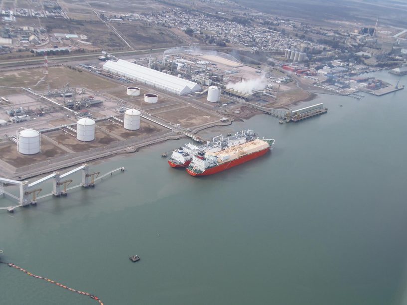 Buques de gas licuado en el puerto de Ingeniero White, en Bahía Blanca, en 2014.
