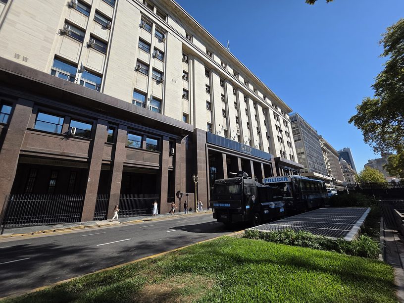 El Palacio de Hacienda, sede del Ministerio de Economía de la Nación, sobre la calle Hipólito Yrigoyen, en Buenos Aires.