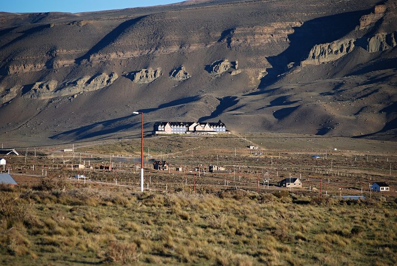 El hotel Alto Calafate, al pie de una meseta patagónica.