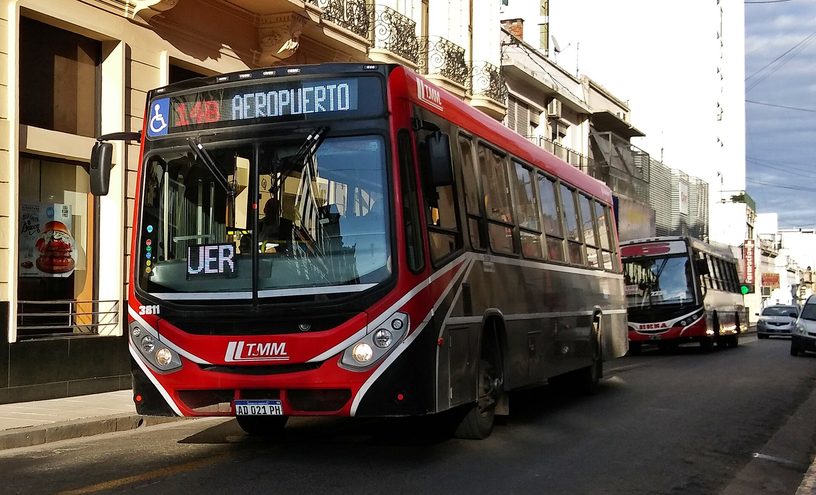 Un colectivo urbano de Paraná con destino al aeropuerto, en octubre de 2018, cuando el servicio lo prestaba otra empresa.