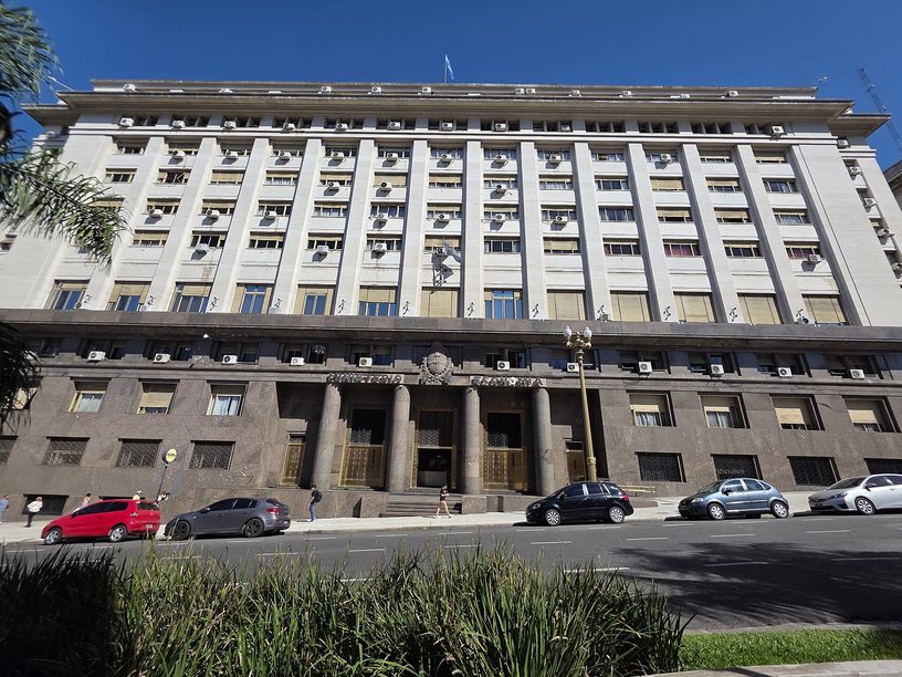 El edificio del Ministerio de Economía, sobre la calle Hipólito Yrigoyen, frente a Plaza de Mayo, en Buenos Aires.