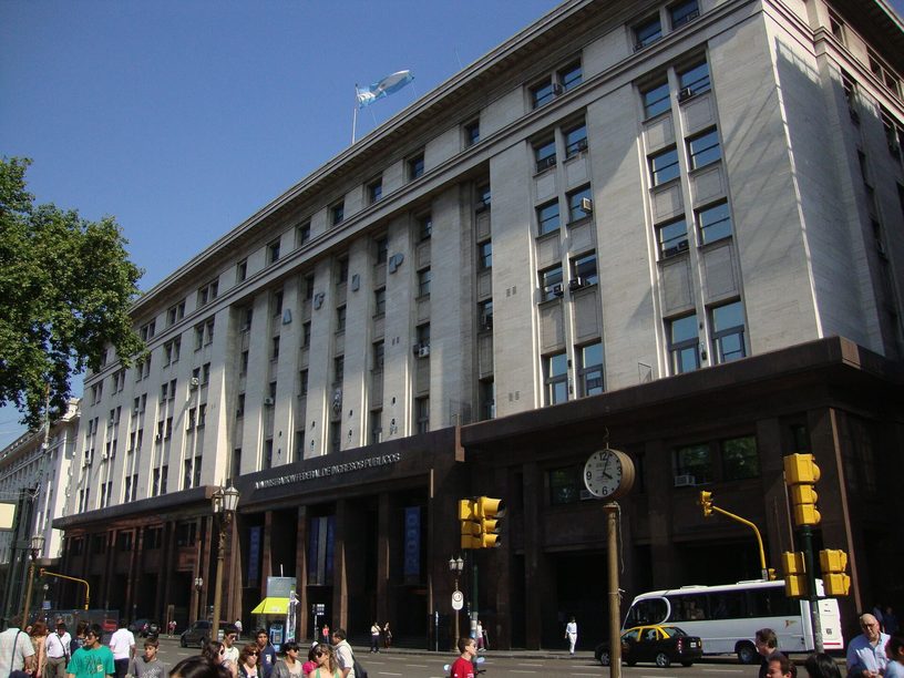 Edificio de la Agencia de Recaudación y Control Aduanero (ARCA), antigua sede del Banco Hipotecario, en la Ciudad de Buenos Aires.