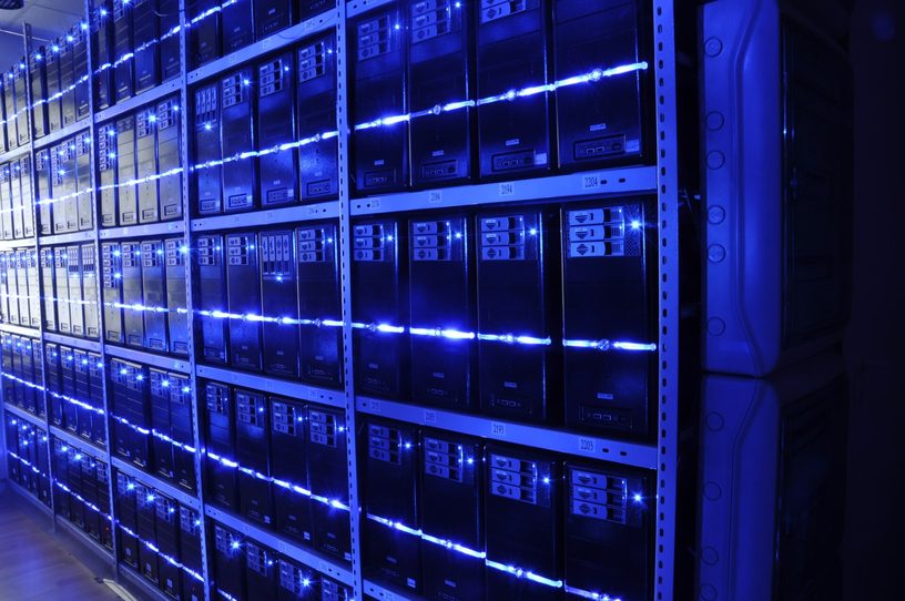 Estanterías con servidores en un centro de datos de la empresa lituana BalticServers, en 2013