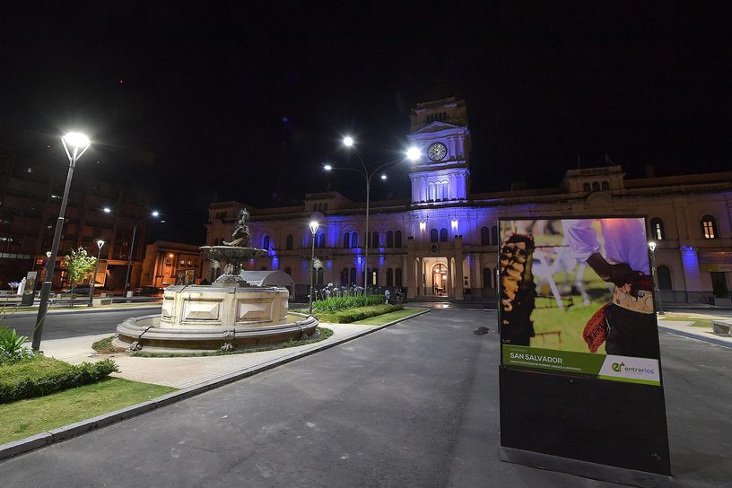 La Casa de Gobierno de Entre Ríos, en Paraná, vista de noche desde la plaza Mansilla.