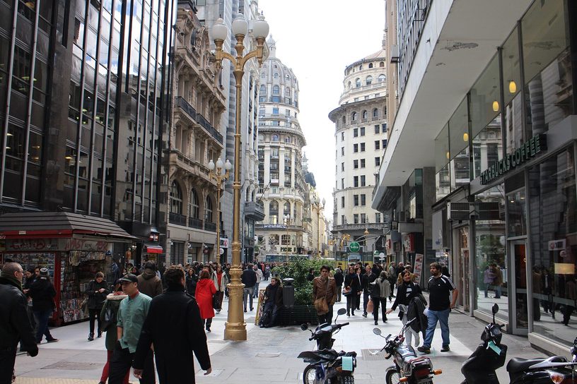 Comercios sobre la calle Florida, en el microcentro de la Ciudad de Buenos Aires.