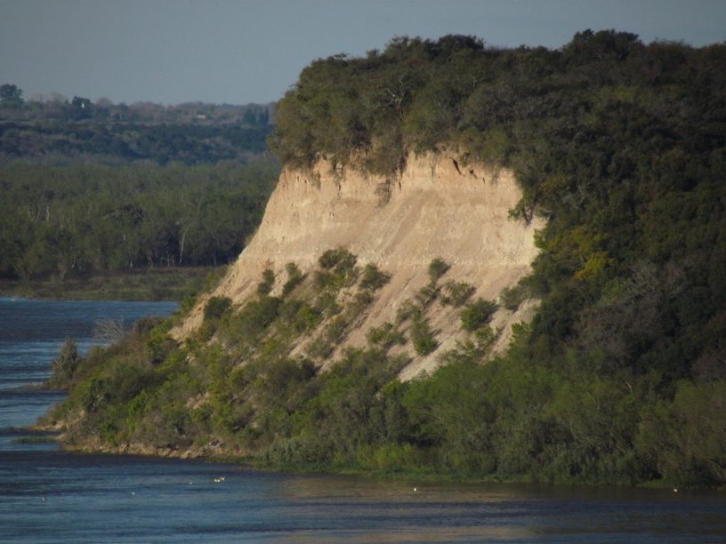 Barranca sobre el río Paraná en la zona de Toma Vieja, en la ciudad de Paraná, con las capas de sedimento a la vista.