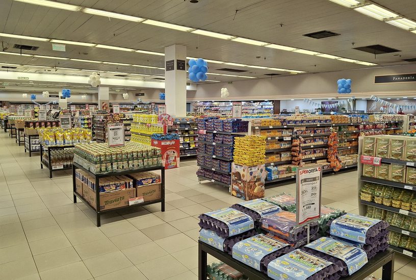 Góndolas y exhibidores de productos de consumo masivo en un supermercado de Morón, provincia de Buenos Aires