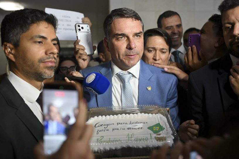 El senador Flávio Bolsonaro en una entrevista en el Senado de Brasil, en abril de 2026.